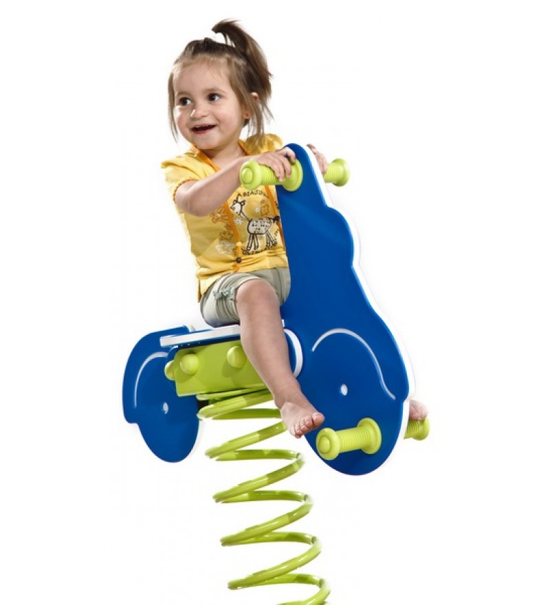 Dziecko na bujaku skuter na placu zabaw