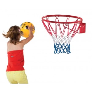 Dziecko grające w koszykówkę na placu zabaw
