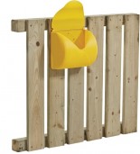 Skrzynka na listy zamontowana na placu zabaw żółta